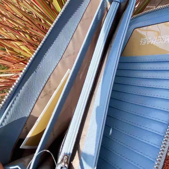 Gaby’sBags💕NWT Michael Kors Wallet - Picture 4 of 6